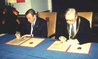 Alfredo Jaime und Wilhelm L&uuml;ke unterzeichnen die Urkunden